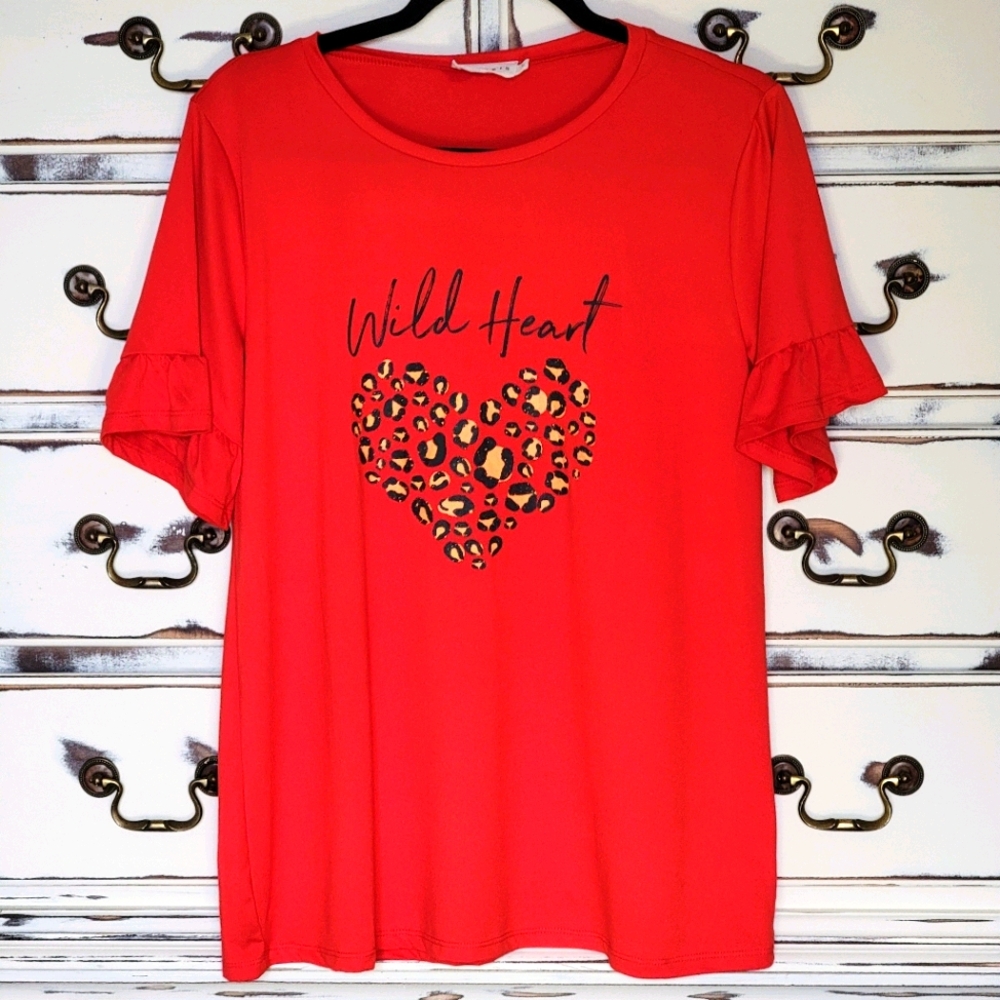 Playful top, with animal print and a ruffle sleeve
